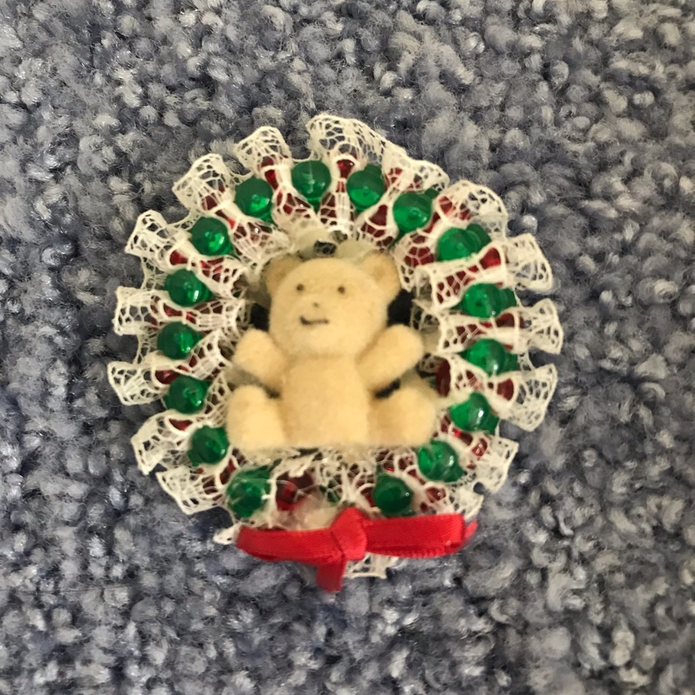 Vintage 60’s holiday bear and wreath pin.